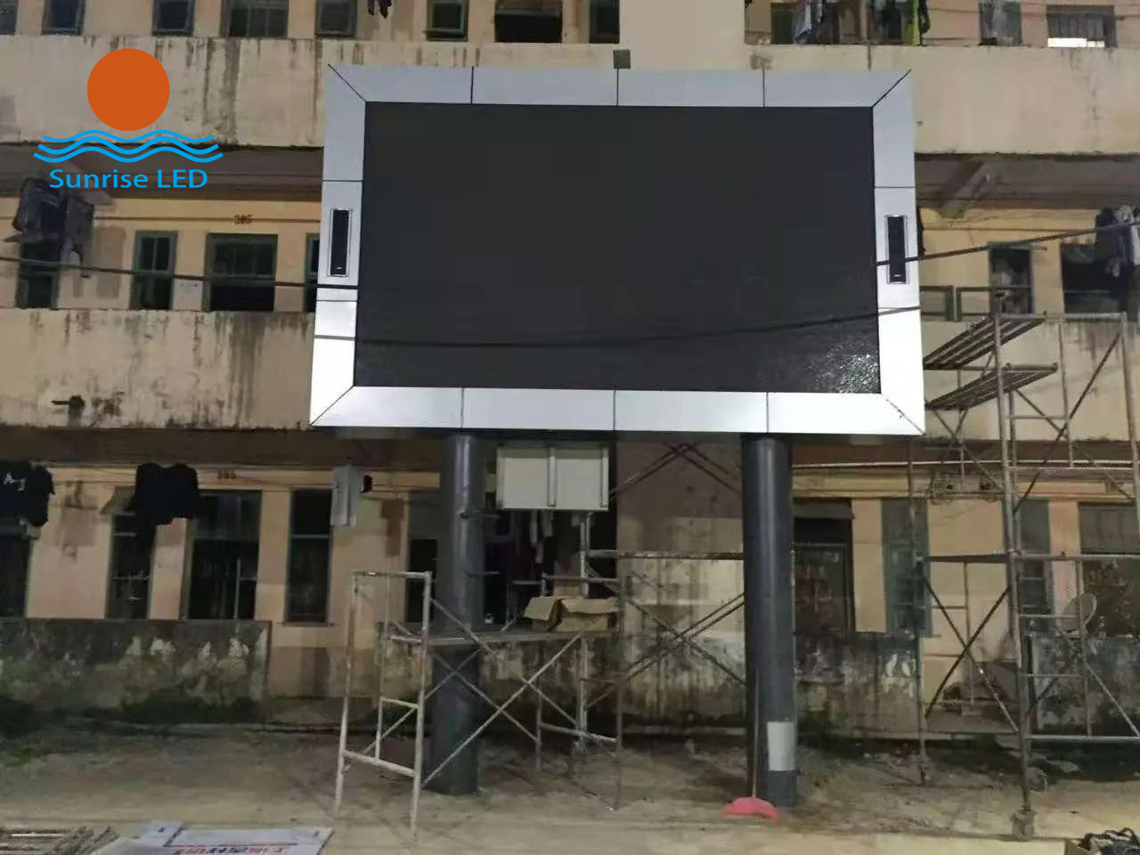 The advantages of outdoor LED large screens are mainly reflected in the following aspects: